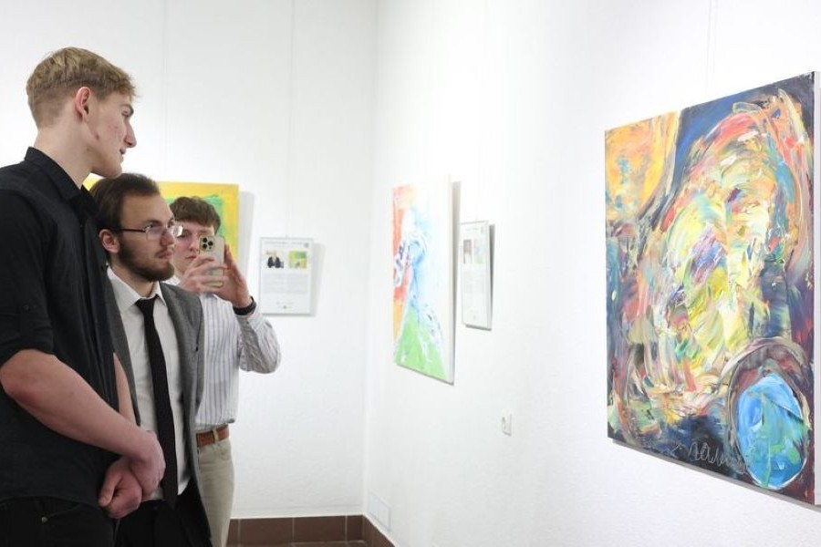 v-minske-otkrylas-vystavka-kraski-govoryat