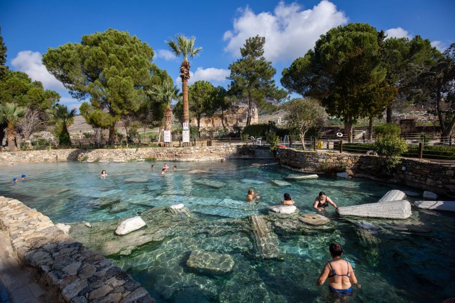 бассейн Клеопатры с античными колоннами-Hierapolis Ancient City-Ancient Pool