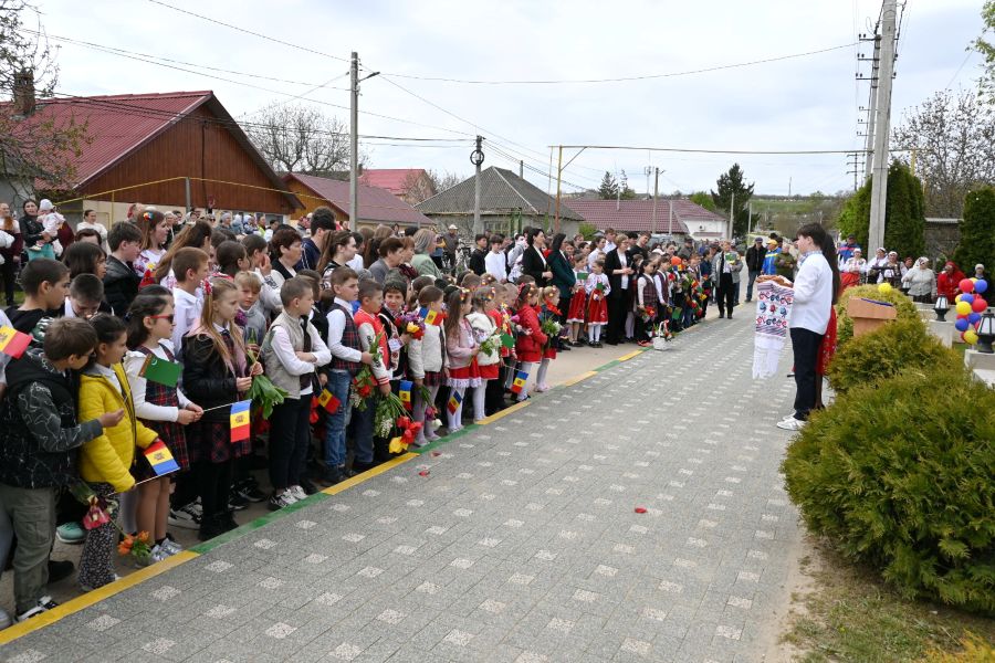 память туркменскому писателю Нурмырата Сарыханова