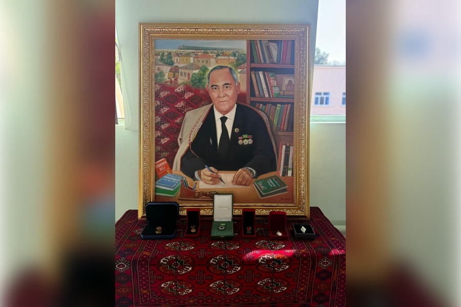память заслуженного учителя Ата Акбабаева в Мары