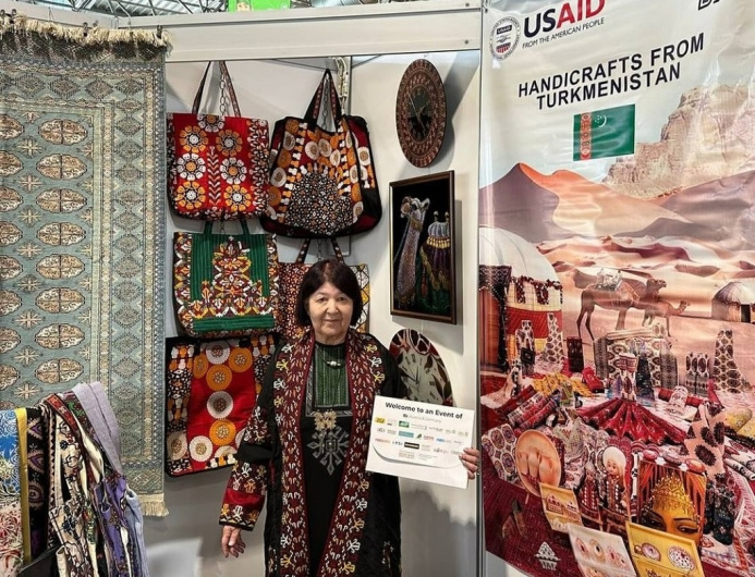  Туркменская ремесленница принимает участие в выставке Wohnen & Interieur в Вене