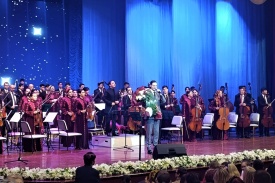 В чарах звездного напева… Артист из России Альберт Жалилов поздравил женщин Туркменистана