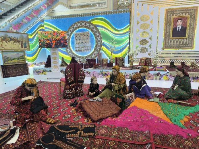  Среди сотрудниц связи и авиации Туркменистана прошёл конкурс к празднику Новруз