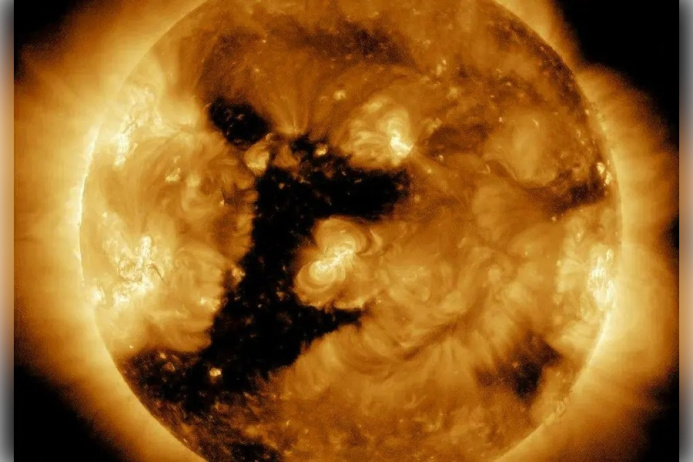  На Солнце появилась крупная корональная дыра необычной формы