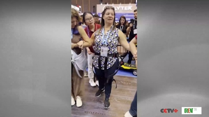  Китайский экзоскелетный робот помог иностранному туристу снова начать ходить на Кантонской ярмарке