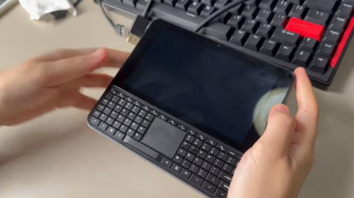  OmniOne: Карманный мини-ПК с Windows 11, который весит 300 граммов и имеет полноценную клавиатуру
