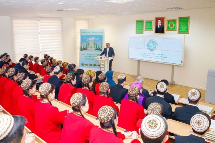  Иранские профессора провели для туркменских университетов курсы повышения квалификации