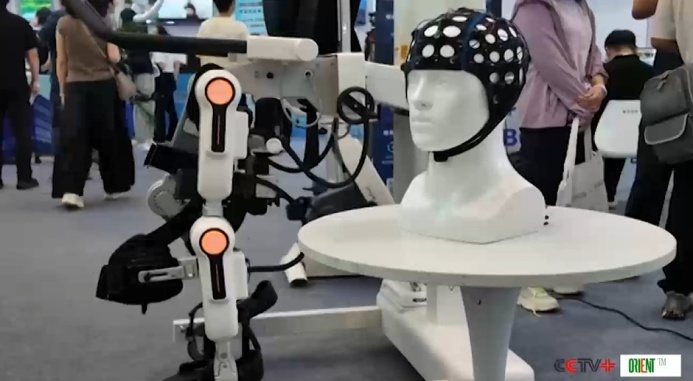  На выставке World Intelligence Expo в Тяньцзине представили продукты с интерфейсом «мозг-компьютер». Мониторинг здоровья, спортивная помощь и реабилитация