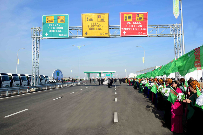  Сердар Бердымухамедов принял участие в открытии высокоскоростной трассы Теджен-Мары