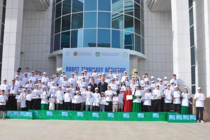  В Туркменистане подвели итоги двухдневного молодежного конкурса по робототехнике