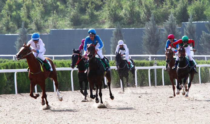  Президент Туркменистана посетил праздничные скачки