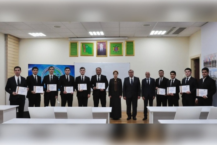  В ИМО МИД Туркменистана завершились курсы по дипломатическому протоколу