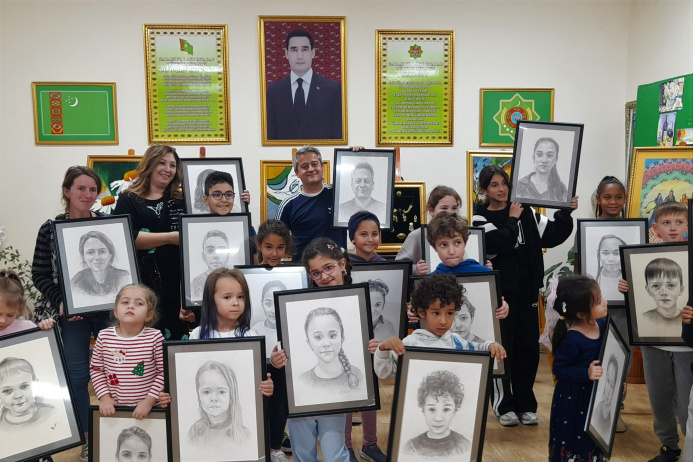  От кисти к сердцу: портреты дружбы связали юных «нуралиевцев» и учеников Французской школы