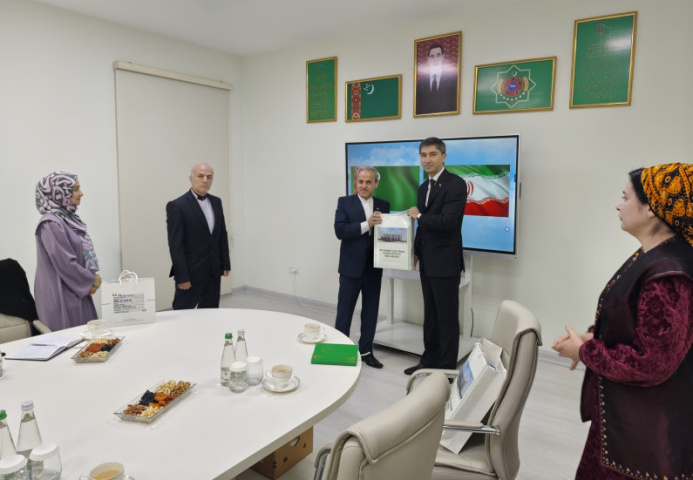 В Туркменском национальном институте мировых языков состоялась встреча с Послом Ирана