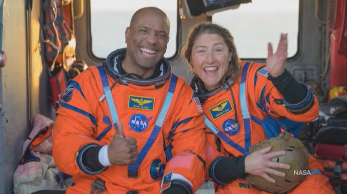  Экипаж «Artemis II» вернулся на Землю после облёта Луны