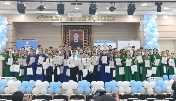  В Ашхабаде наградили победителей первой онлайн-олимпиады «eMekdep»
