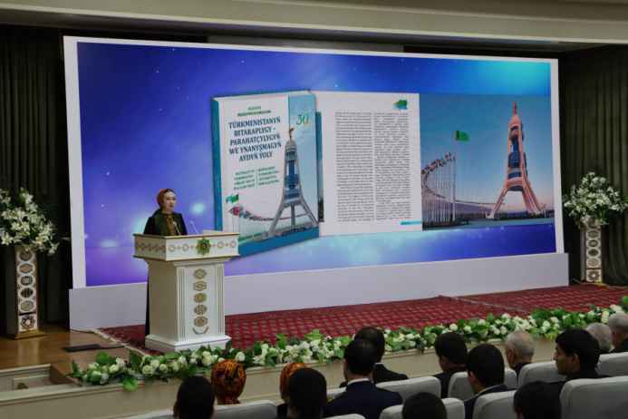  Новую книгу Президента Туркменистана о нейтралитете представили работникам транспорта и связи