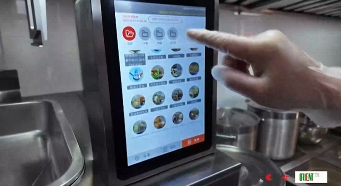  Роботы-повара с искусственным интеллектом быстро готовят вкусные блюда для посетителей ресторанов в Пекине