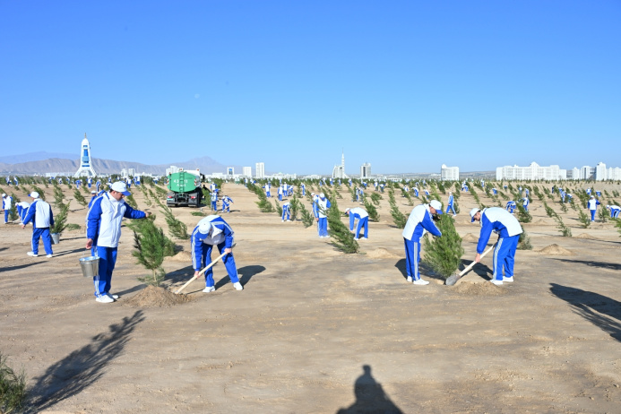  Президент Туркменистана и глава Халк Маслахаты возглавили осеннюю озеленительную акцию