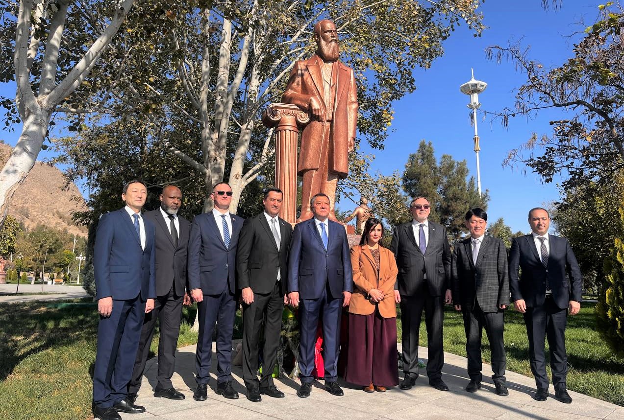 ashgabat-otmetil-den-rozhdeniya-dostoevskogo (2).jpg