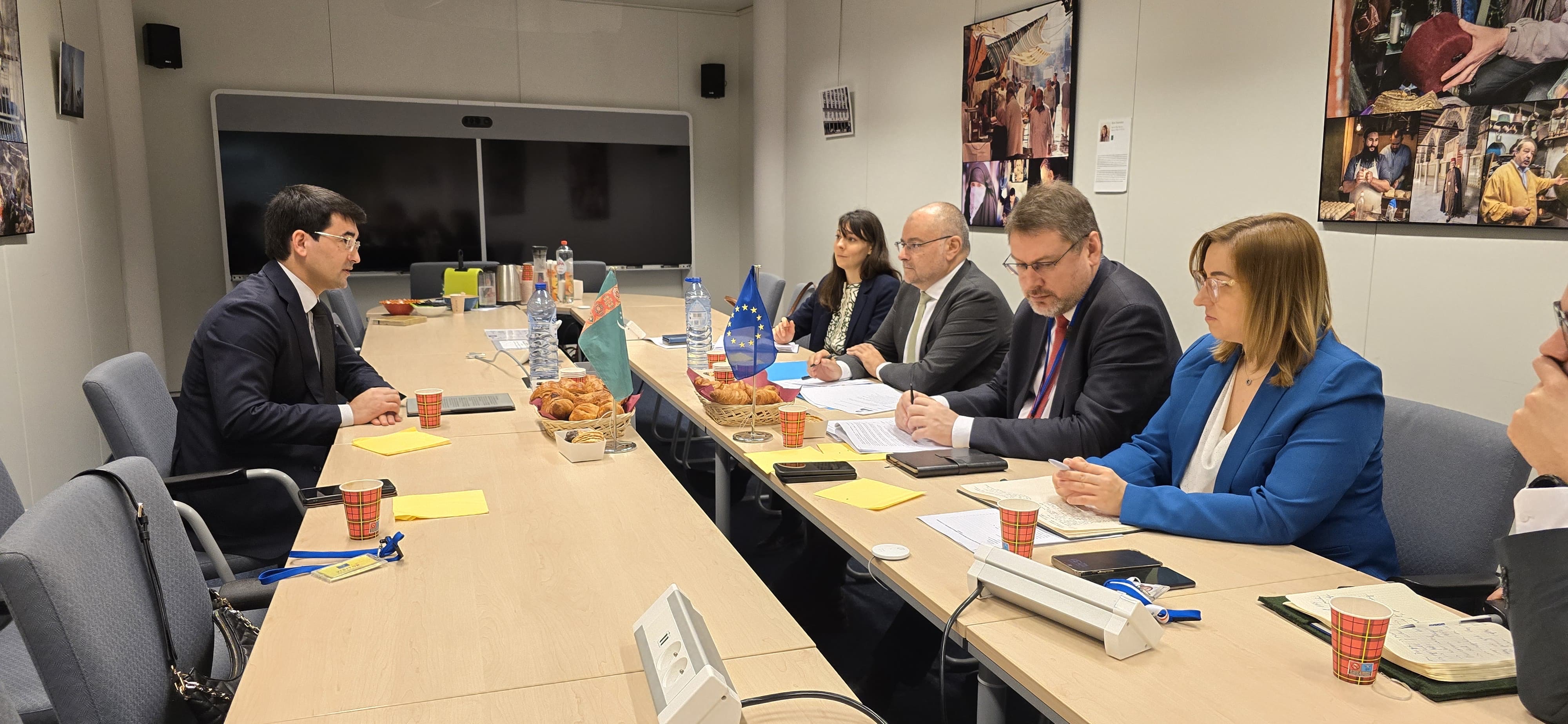 es-ca-bryussel-afganistan-turkmenistan (3).JPG