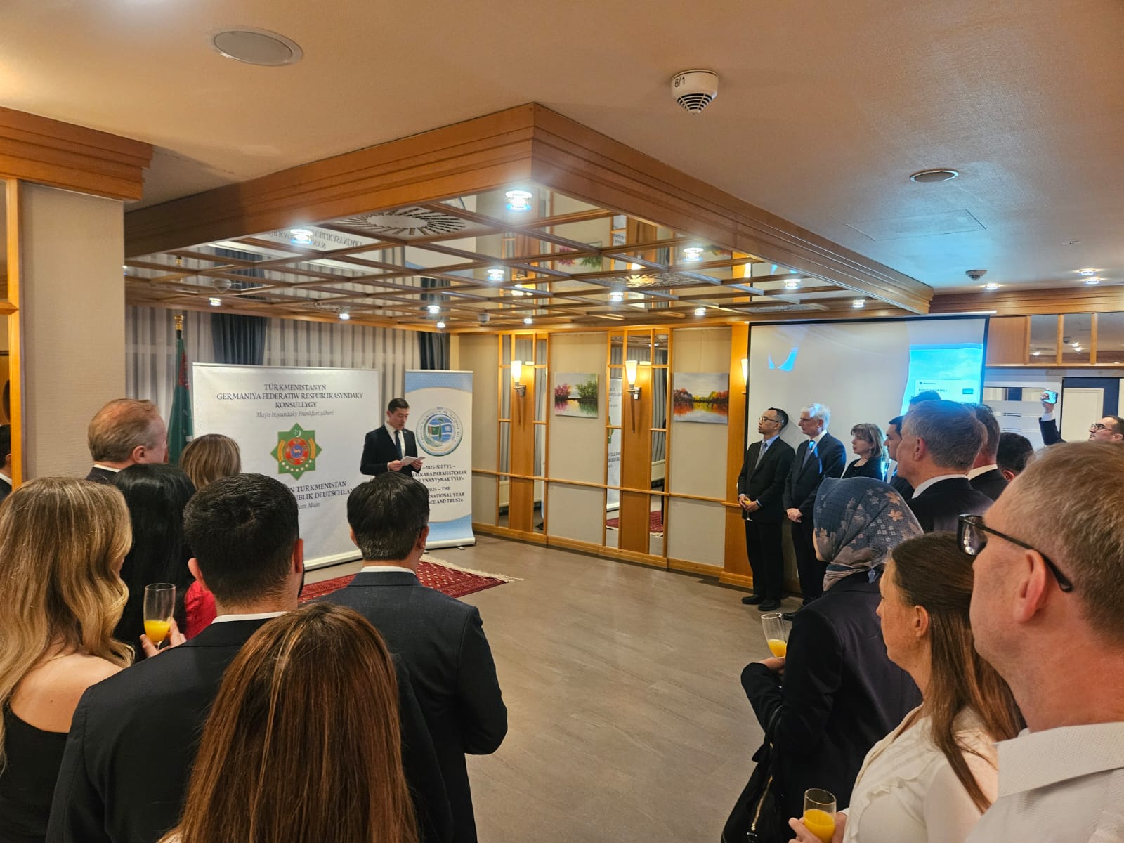 frankfurt-neytralitet-turkmenistan-priem (1).jpg