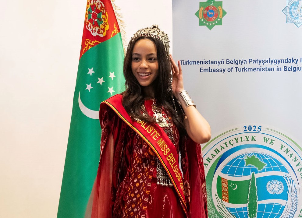 23112025-miss-belgium-turkmenskie-naryady-bryussel (3).jpg