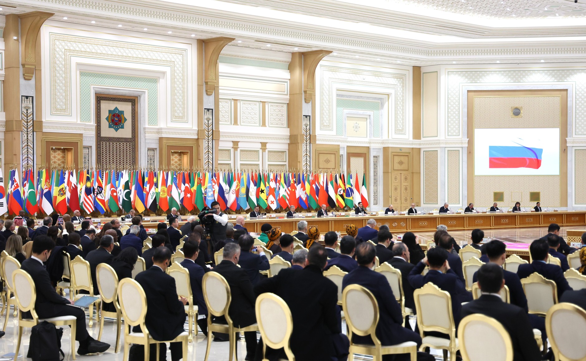 serdar-berdymuhamedov-manifest-politika-universitet-mira (3).jpg