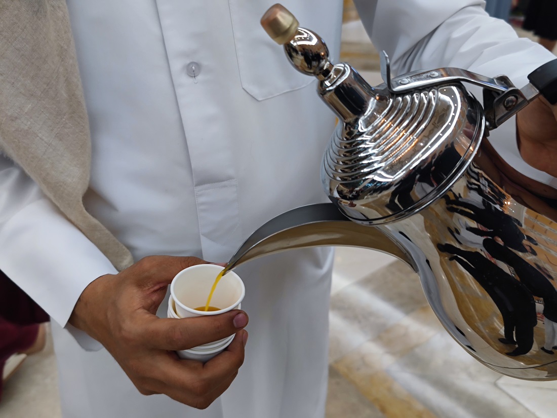 6 Наливает кофе.jpg