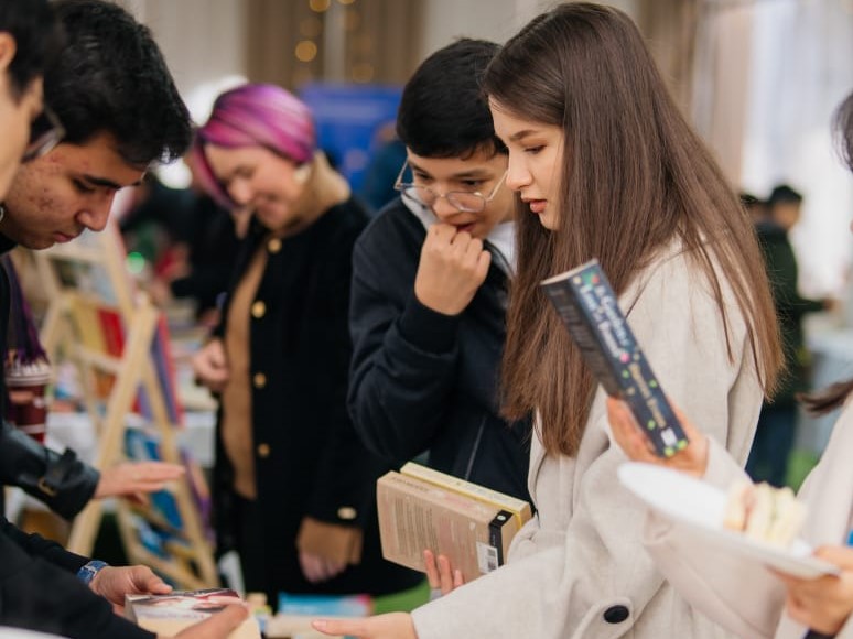 21122025-es-rozhdestvenskaya-knizhnaya-yarmarka-ashhabad (2).jpeg