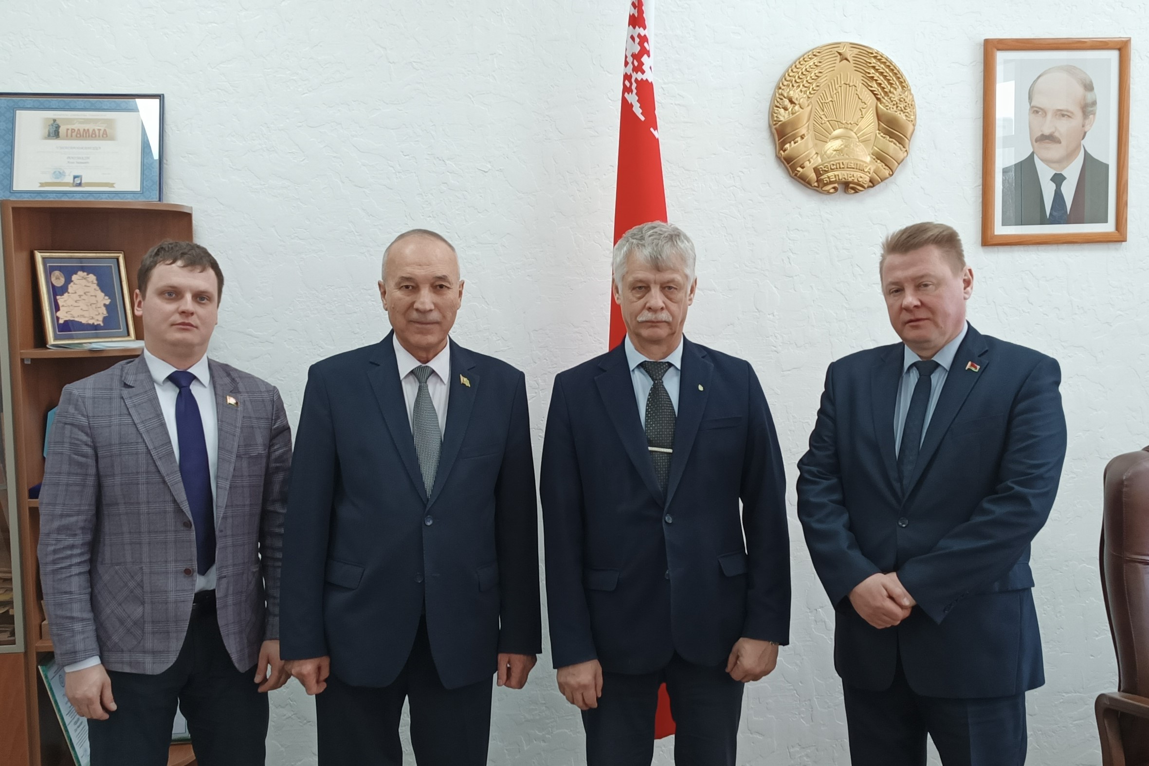 turkmen-ambassador-minsk-ecology-institute-students (4).jpg