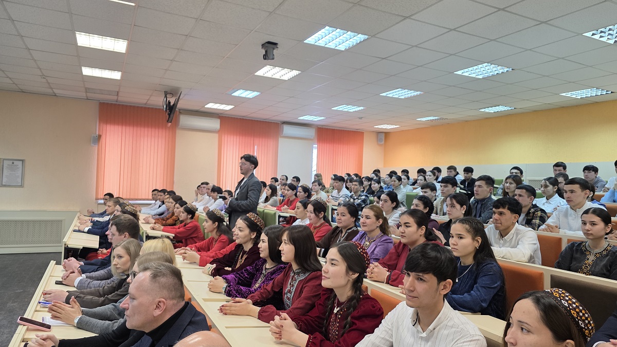 turkmen-ambassador-minsk-ecology-institute-students (2).jpg