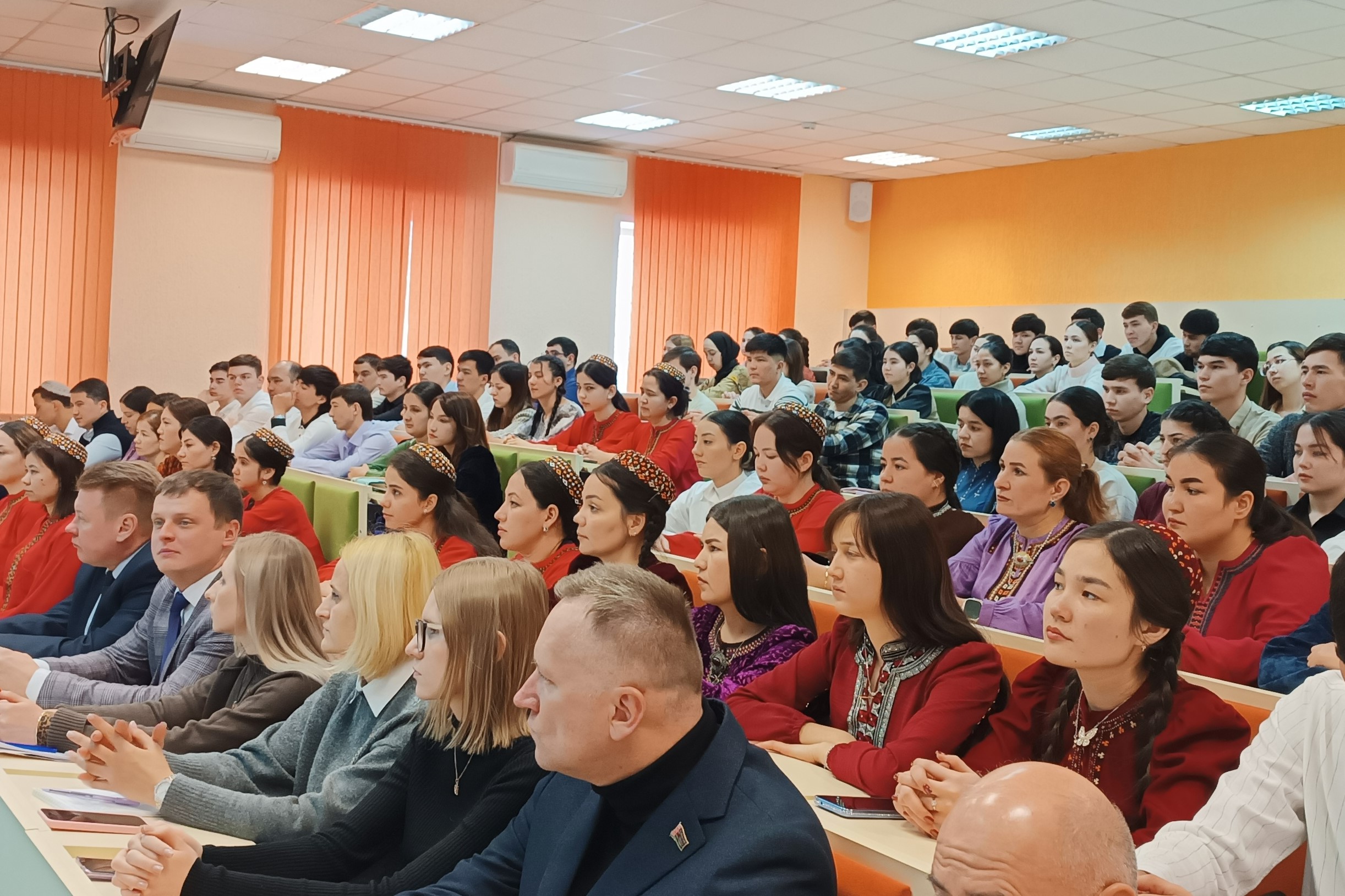 turkmen-ambassador-minsk-ecology-institute-students (7).jpg