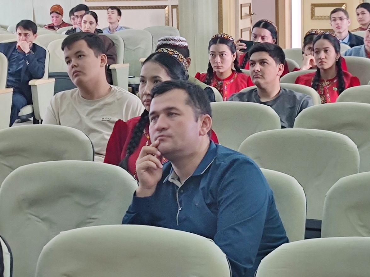 5 Слушатели внимают.jpg