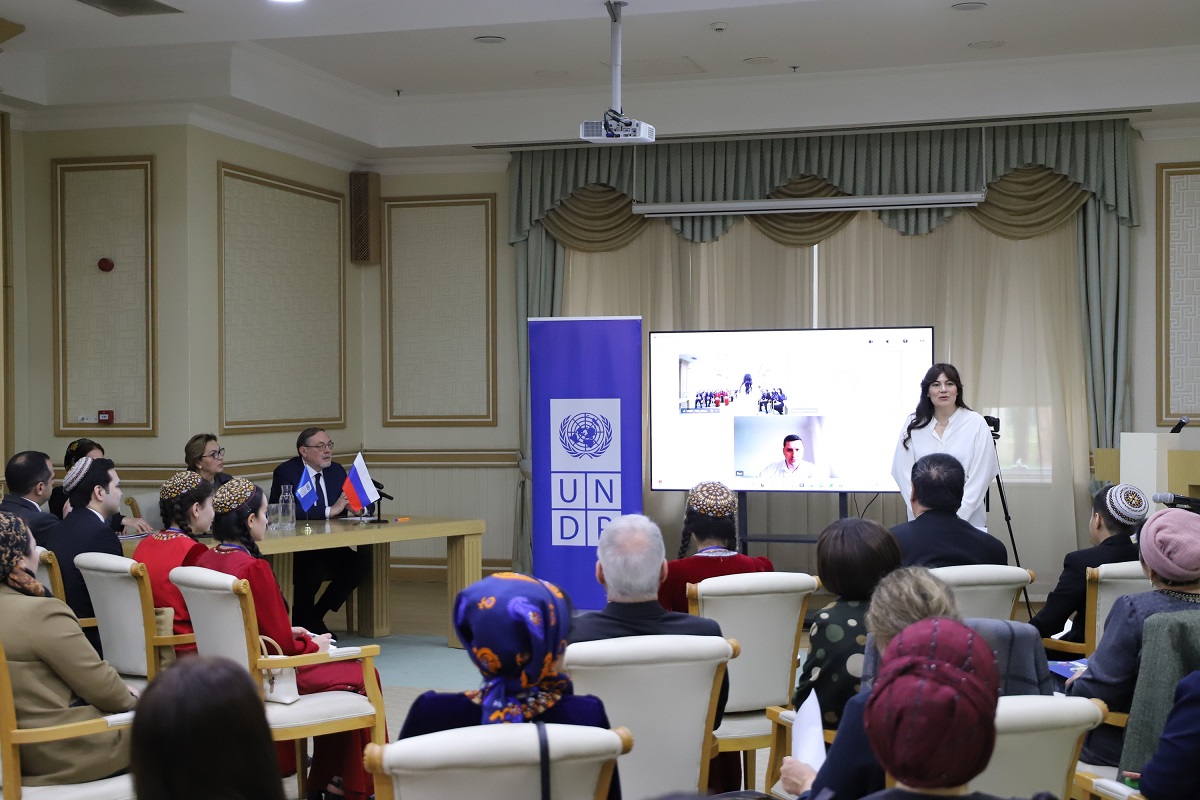 turkmenistan-undp-climate-box-education (1).jpg