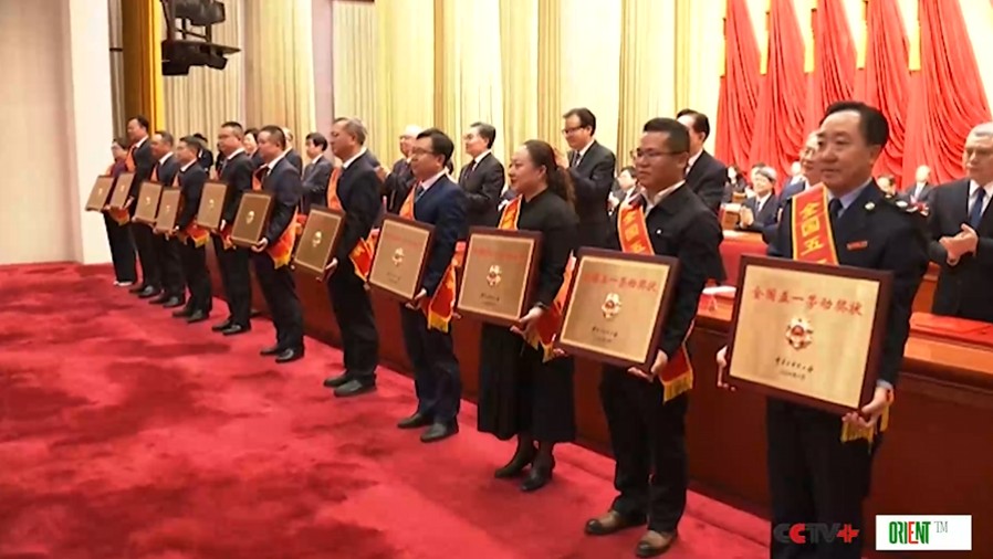 В Пекине наградили выдающихся трудящихся, большинство наград получили рядовые сотрудники