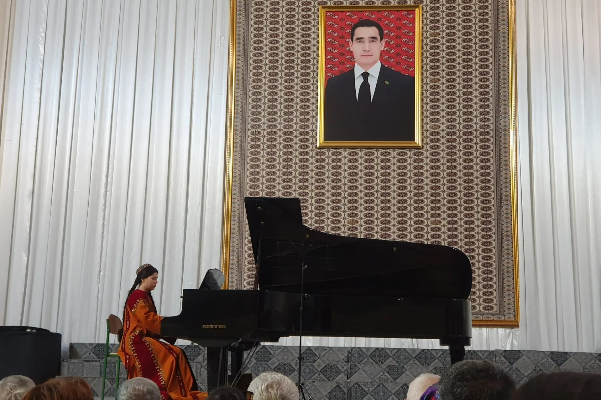 aina-shirova-concert-ashgabat (3).jpg