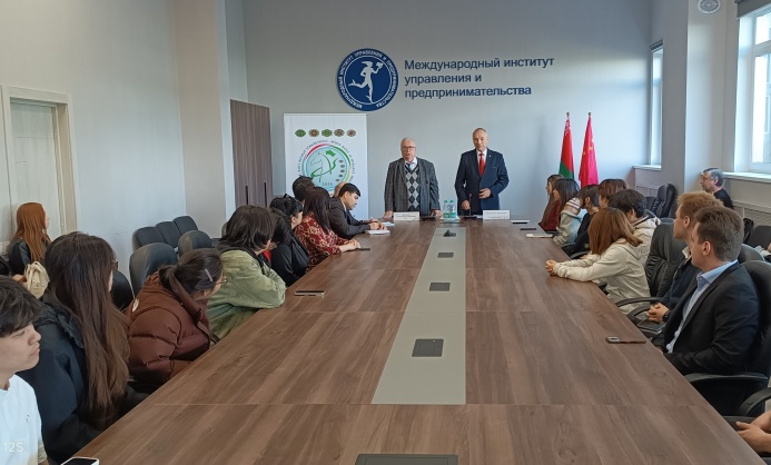  Посол Туркменистана посетил Международный институт управления и предпринимательства в Минске