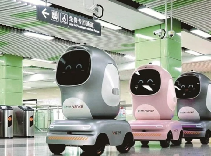  Robot penguins have begun delivering goods directly to the subway in China