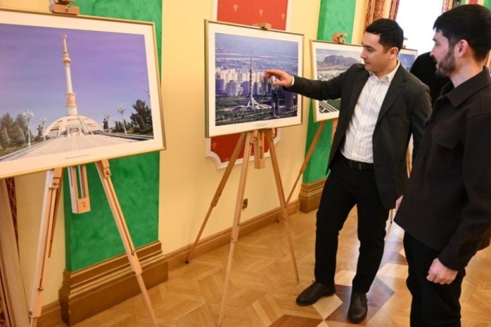  Посольство Туркменистана в Украине представило книгу Главы государства