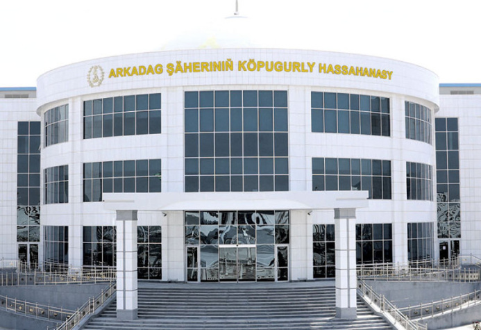  Немецкий профессор Арианеб Мехраби обменивается опытом с туркменскими коллегами