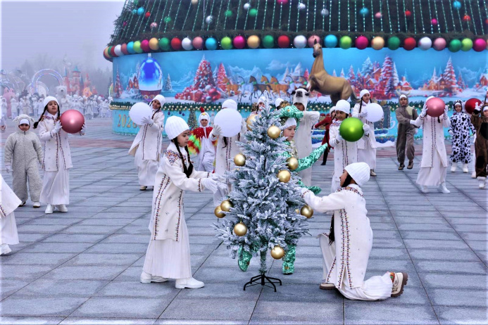  Сердар Бердымухамедов разделил новогодний праздник с юными туркменистанцами