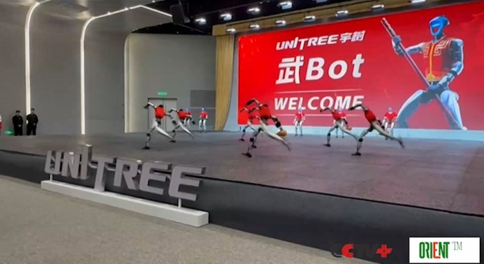  Канцлер Германии Фридрих Мерц увидел шоу роботов бойцов в китайском музее Unitree