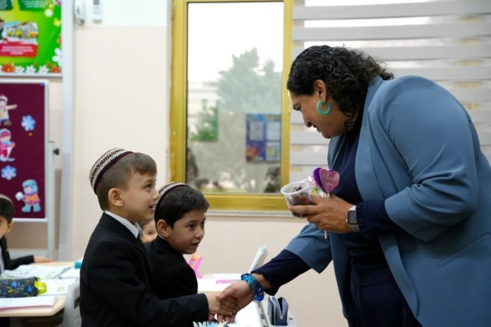  Посол Великобритании и представитель ЮНИСЕФ посетили инклюзивную школу в Ашхабаде