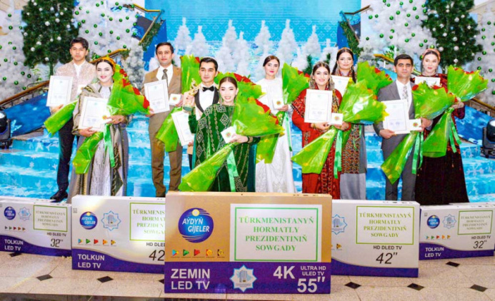  Финишировал молодёжный эстрадный конкурс «Ýylyň parlak ýyldyzy»