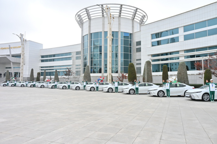  В Туркменистане победителям международных соревнований вручили автомобили и денежные премии