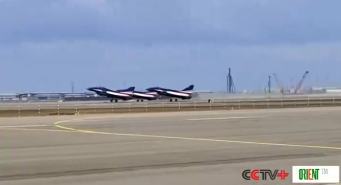  Пилотажная группа ВВС НОАК провела испытательный полёт перед авиасалоном в Сингапуре