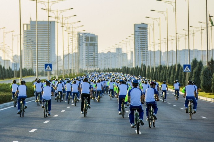  President Serdar Berdimuhamedov led a mass cycling marathon in Ashgabat