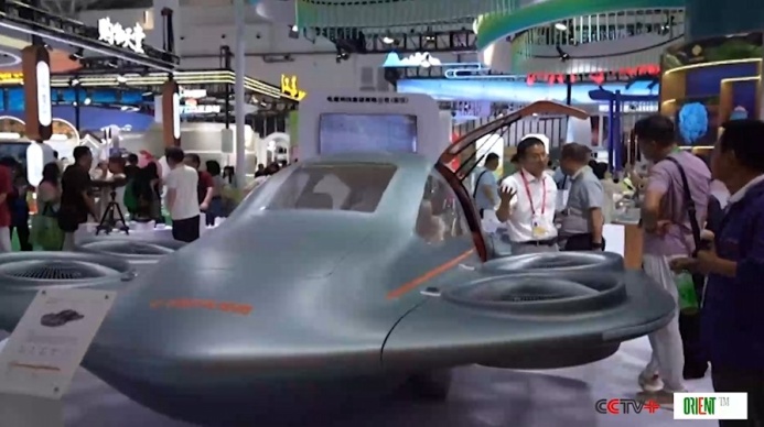  Роботы и летающие автомобили дают представление о будущем на выставке потребительских товаров на острове Хайнань