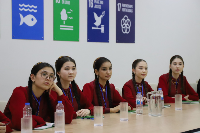  Уроки для молодежи: цифровой парадокс и как построить безопасное онлайн-пространство